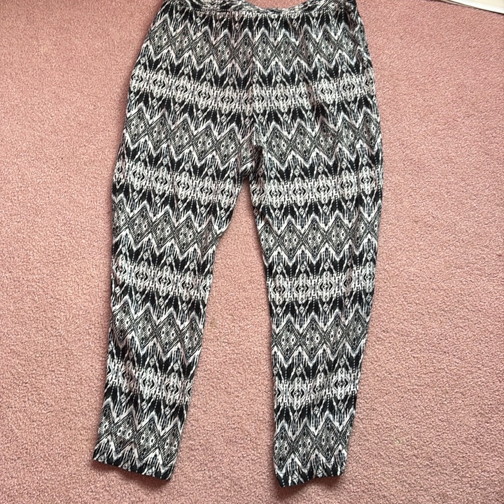 Black and White Flowy Pants Size Large - Picture 8 of 8